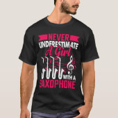 Never Underestimate a Girl with a Saxophone Saxaph Tシャツ (正面)