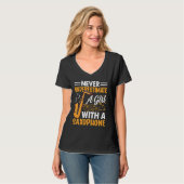 Never Underestimate a Girl with a Saxophone Saxaph Tシャツ (正面フル)