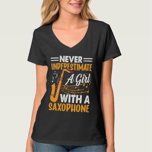 Never Underestimate a Girl with a Saxophone Saxaph Tシャツ (正面)