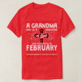 Never Underestimate A Grandma February Birthday Mo Tシャツ (デザイン正面)