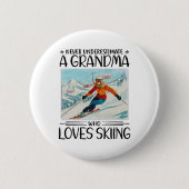 Never Underestimate A Grandma Who Loves Skiing 缶バッジ (正面)