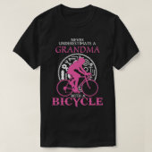 Never Underestimate A Grandma  With A Bicycle   Bi Tシャツ (デザイン正面)