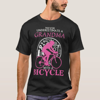 Never Underestimate A Grandma  With A Bicycle   Bi Tシャツ