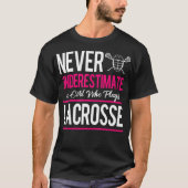 Never Underestimate A Gril Who Plays Lacrosse Lacr Tシャツ (正面)