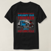 Never Underestimate A Grumpy Old Trucker With Moto Tシャツ (デザイン正面)