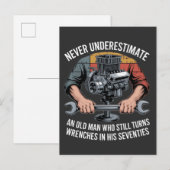 Never Underestimate a Man Still Turning Wrenches  インビテーションポストカード (正面/裏面)