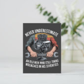 Never Underestimate a Man Still Turning Wrenches  ポストカード (スタンド正面)