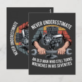 Never Underestimate a Man Still Turning Wrenches  ポストカード (正面/裏面)