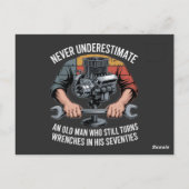Never Underestimate a Man Still Turning Wrenches  ポストカード (裏面)