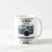 Never Underestimate A Man Who Loves Photography Ap コーヒーマグカップ (正面右)