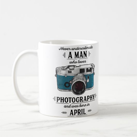 Never Underestimate A Man Who Loves Photography Ap コーヒーマグカップ (左)