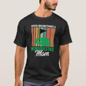 Never underestimate a Minigolfing Mom Mini Golf Mo Tシャツ (正面)