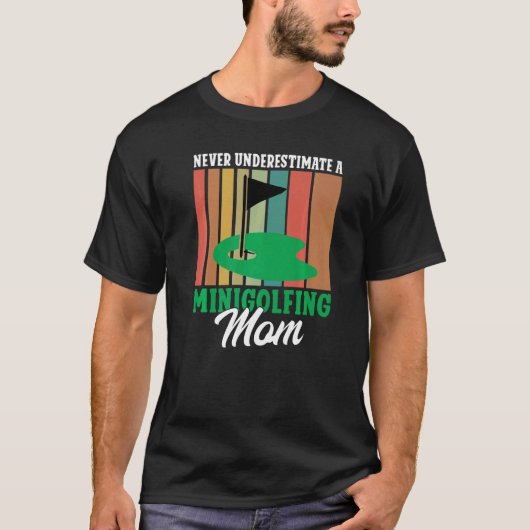Never underestimate a Minigolfing Mom Mini Golf Mo Tシャツ (正面)