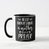 Never Underestimate A Mother Fueled By Prayer マグカップ (左)