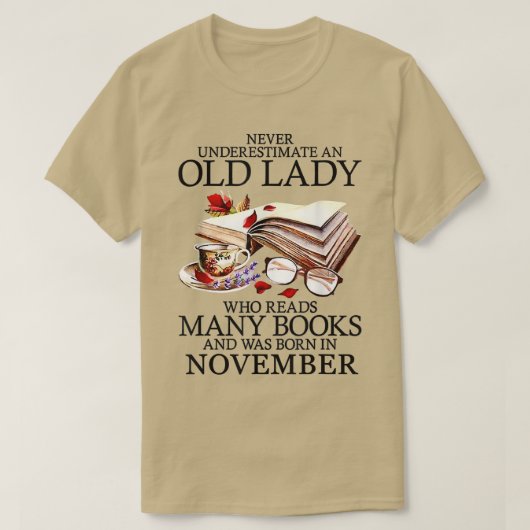 Never Underestimate A November Lady Who Reads Many Tシャツ (デザイン正面)