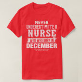 Never Underestimate A NURSE Who Was Born In Decemb Tシャツ (デザイン正面)