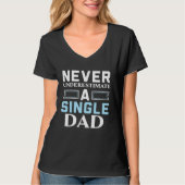 Never Underestimate A Single Dad Fatherhood Father Tシャツ (正面)