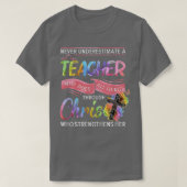 Never Underestimate A Teacher Who Does All Things Tシャツ (デザイン正面)