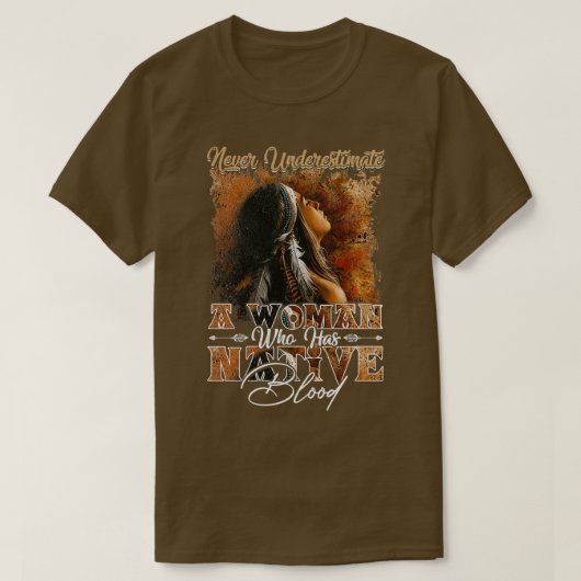 Never Underestimate A Woman Native  Tシャツ (デザイン正面)
