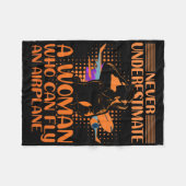 Never Underestimate A Woman Who Can Fly An Airplan フリースブランケット (正面(横))