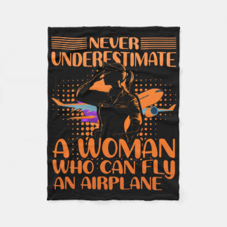 Never Underestimate A Woman Who Can Fly An Airplan フリースブランケット