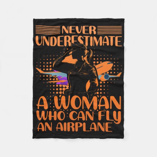 Never Underestimate A Woman Who Can Fly An Airplan フリースブランケット (正面)