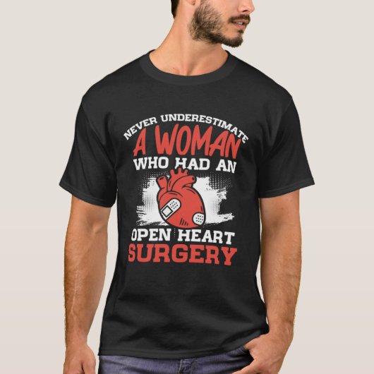 Never Underestimate A Woman Who Had An Open Heart Tシャツ (正面)