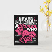 Never Underestimate A Woman Who Lifts Women Weight カード (黄色い花)