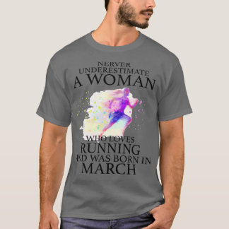 Never Underestimate a Woman who loves Running and Tシャツ