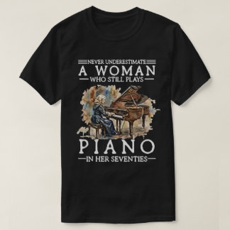 Never Underestimate a Woman Who Plays Piano in Her Tシャツ