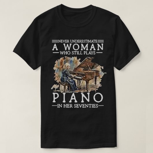 Never Underestimate a Woman Who Plays Piano in Her Tシャツ (デザイン正面)