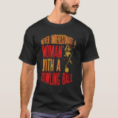 Never Underestimate A Woman With A Bowling Ball Fu Tシャツ (正面)