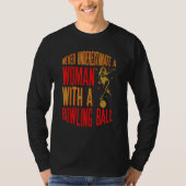 Never Underestimate A Woman With A Bowling Ball Fu Tシャツ (正面)