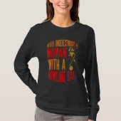 Never Underestimate A Woman With A Bowling Ball Fu Tシャツ (正面)