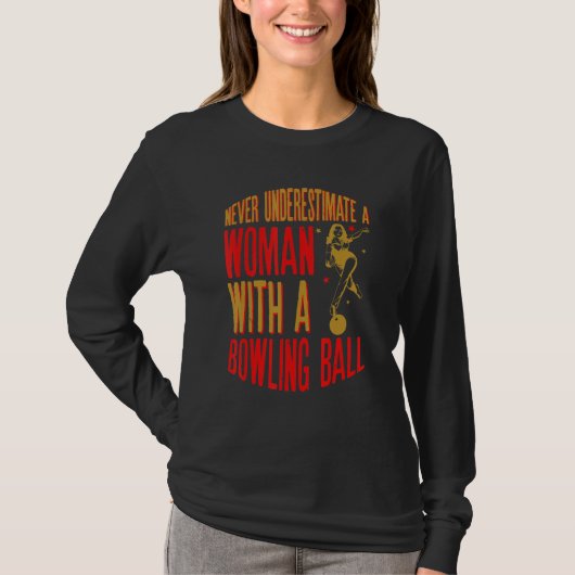 Never Underestimate A Woman With A Bowling Ball Fu Tシャツ (正面)
