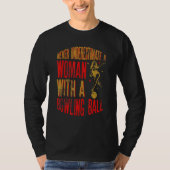 Never Underestimate A Woman With A Bowling Ball Fu Tシャツ (正面)
