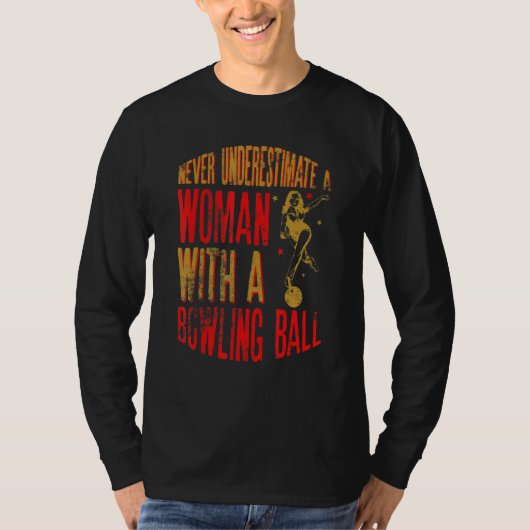 Never Underestimate A Woman With A Bowling Ball Fu Tシャツ (正面)