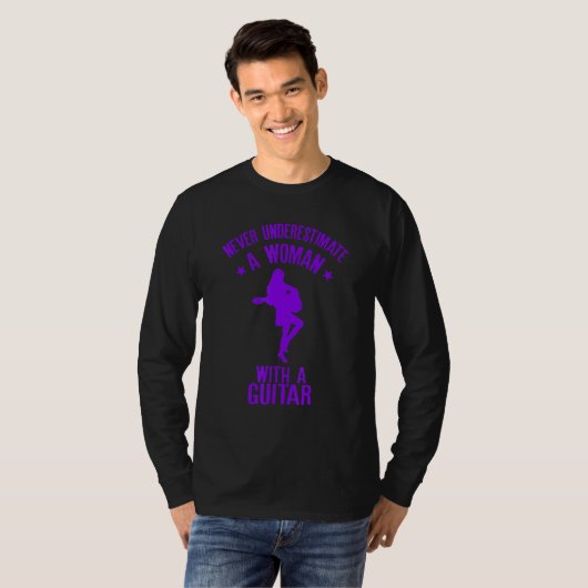 Never Underestimate A Woman With a Guitar Funny Qu Tシャツ (正面フル)