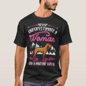 Never underestimate a woman with a Magyar Vizsla Tシャツ (正面)