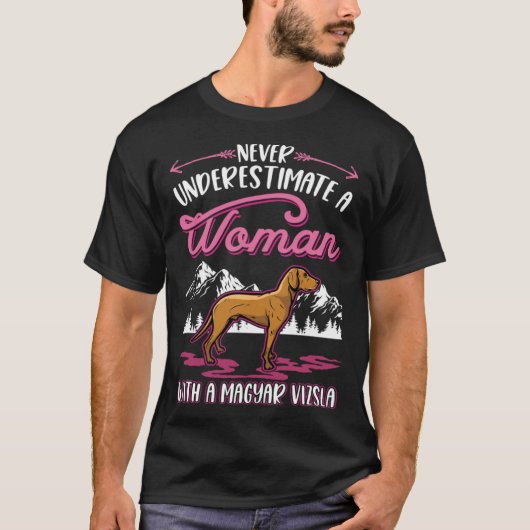 Never underestimate a woman with a Magyar Vizsla Tシャツ (正面)