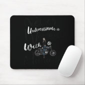 Never Underestimate A Woman With A Motorcycle Funn マウスパッド (マウス)