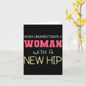 Never Underestimate A Woman With A New Hip _ Hip R カード (黄色い花)