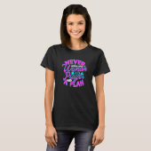 Never underestimate a woman with a prayer  Empower Tシャツ (正面フル)