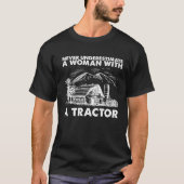 Never Underestimate A Woman With A Tractor I Funny Tシャツ (正面)