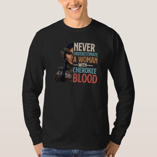 Never Underestimate A Woman With Cherokee Blood Pr Tシャツ (正面)