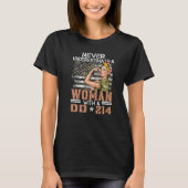 Never Underestimate A Woman With DD-214 Proud US V Tシャツ (正面)