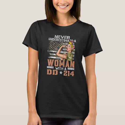 Never Underestimate A Woman With DD-214 Proud US V Tシャツ (正面)