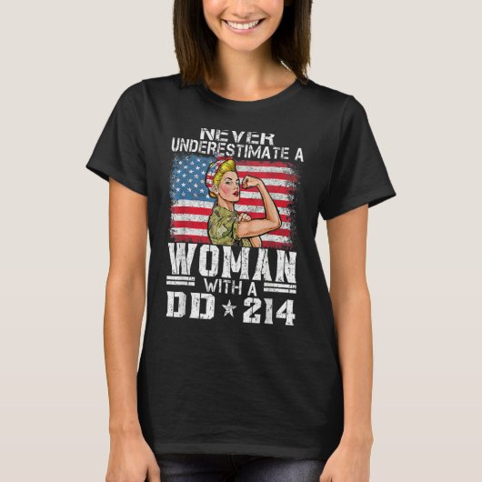 Never Underestimate A Woman With DD-214 Proud US V Tシャツ (正面)