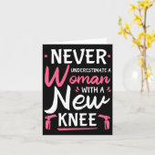 Never Underestimate A Women New Knee Replacement S カード (黄色い花)
