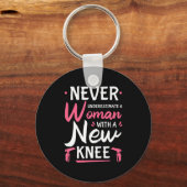 Never Underestimate A Women New Knee Replacement S キーホルダー (正面)